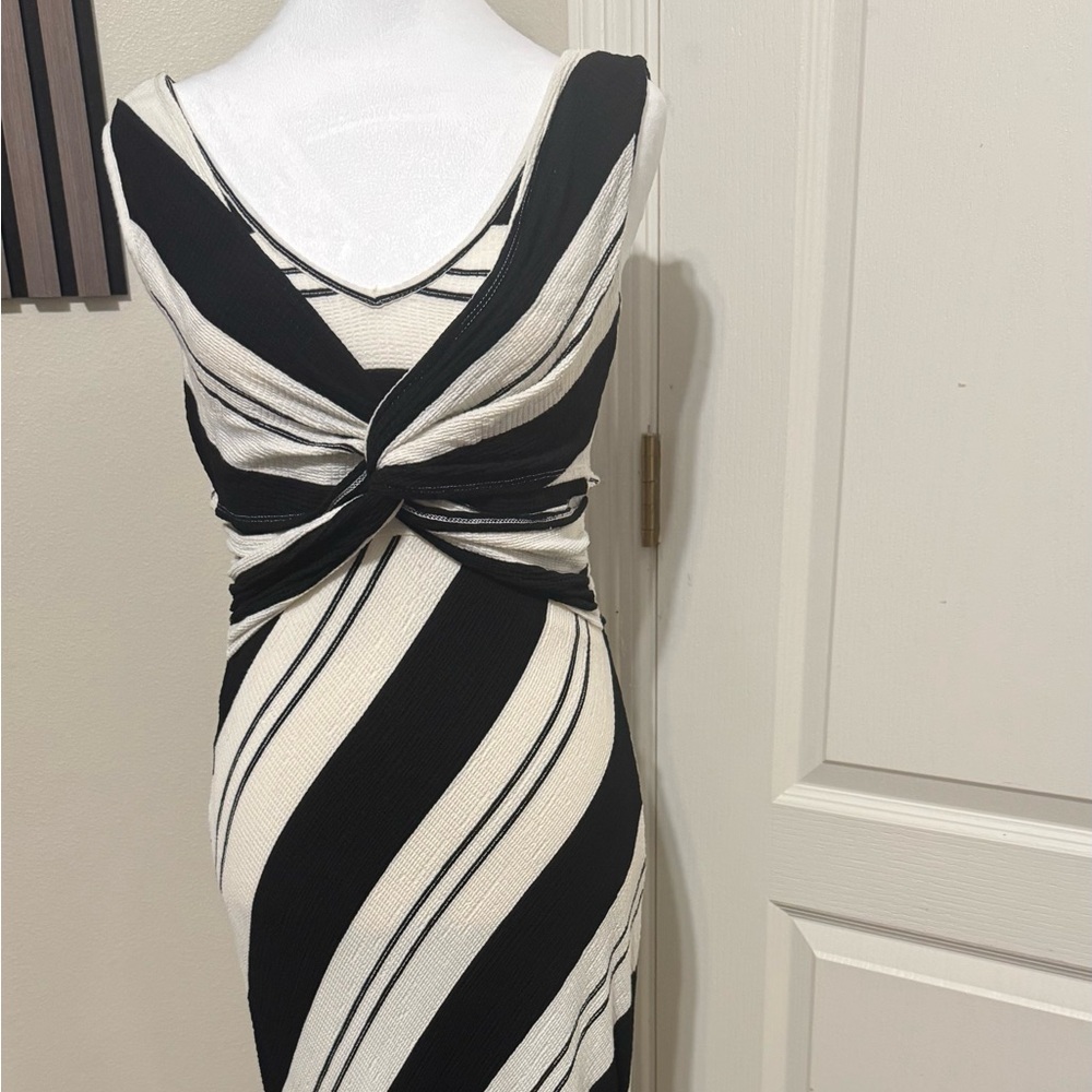 Cato Black and White Sleeveless V-Neck Sheath Maxi Dress
